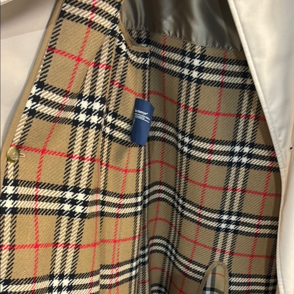 Burberry Vintage Beige Trench Coat for Women - Picture 8 of 10